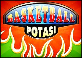 Aradaki engellere rağmen basketbol topunu potaya sokmayı başar