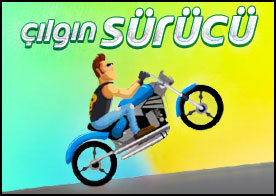Çılgın sürücümüz dev motorunu sürerek engellerle dolu parkurları aşmaya çalışıyor