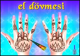 Barbie el dövmesi salonu açmış el dövmesi yaptırmaya gelen müşteriler için ona yardımcı ol